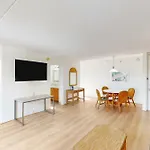 Waikiki Banyan 613