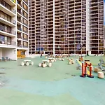 Waikiki Banyan 613