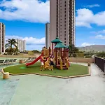 Waikiki Banyan 613